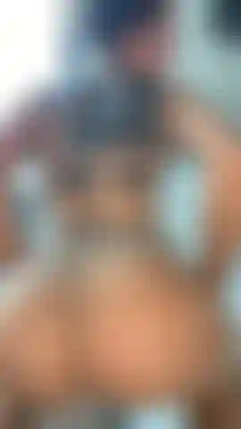 Je déchire mes collants et je me baise.