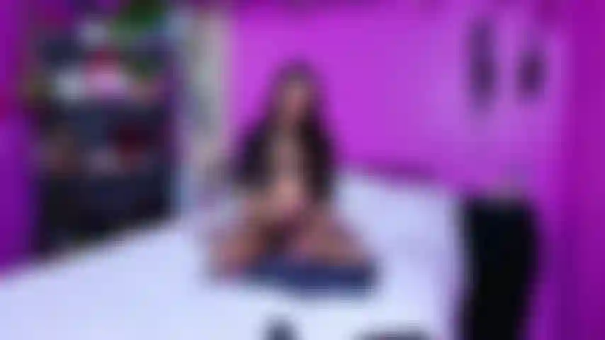 Foot cuck tient mon pied pendant que je jouis sur une plus grosse et meilleure bite.