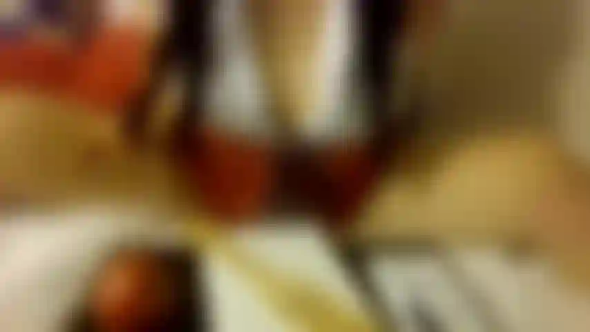 Enseignante MindySueLove accueille ses élèves dans son cours coquin et mange sa pomme en chevauchant ta bite.