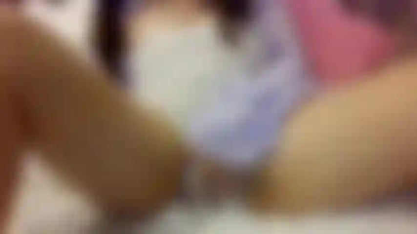 Une étudiante MindySueLove qui crie des orgasmes lors d'un show webcam en direct.