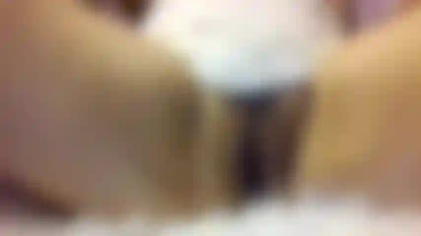 MindySueLove baise sa chatte humide et crémeuse remplie de sperme de très près.