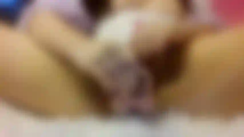 Joue avec la chatte de ta poupée sexuelle asiatique et fais vibrer sa chatte.