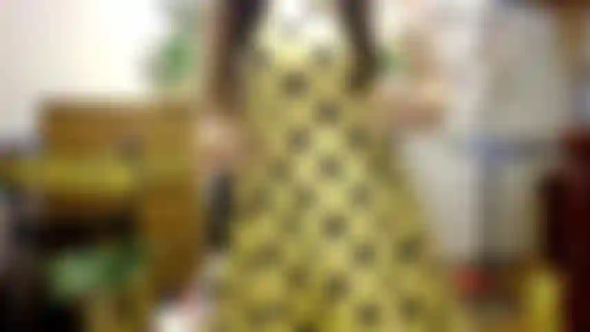 Une fille asiatique qui savoure un gros hot-dog avec beaucoup de moutarde partout, se masturbe, baise, éclabousse, joue avec la nourriture.