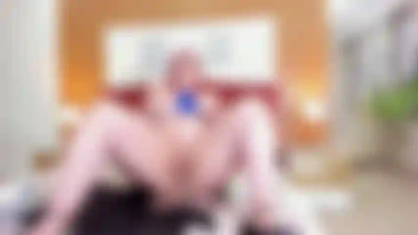 Ma chatte est très chaude et je veux chevaucher ta bite.