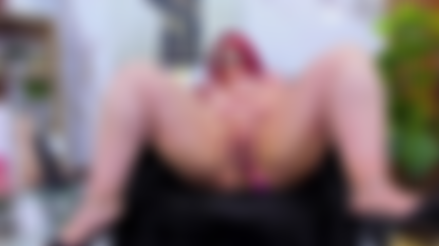 Je joue avec mon gode et mes doigts.