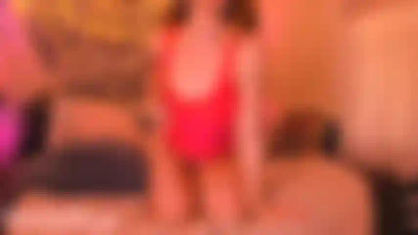 Secouant mes seins et frottant ma chatte pour faire jouir ton énorme bite pour moi.