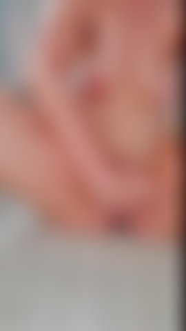 Je me masturbe sur le sol de la douche, les doigts mouillés, la pomme de douche, les cris.