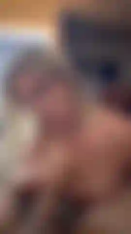 Quelqu'un est partant pour une éjaculation faciale 😈.