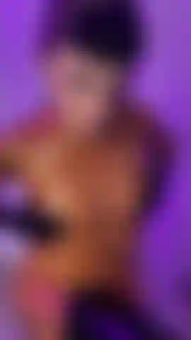 Une combinaison en latex doré et des bottes hitachi pour jouer et adorer la chatte.