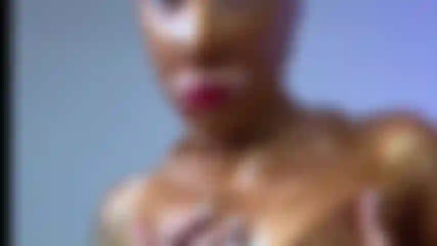 Un corps de combinaison en latex doré avec une chatte exposée.