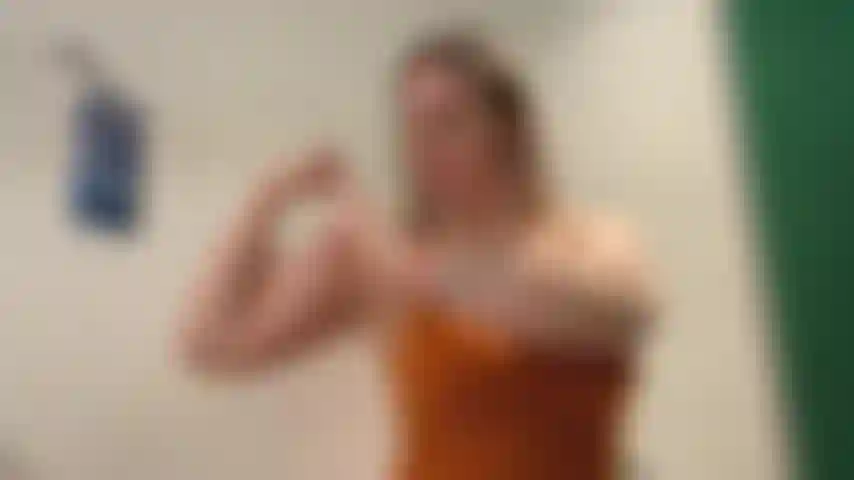 Fléchissant mes muscles, serrant la banane.