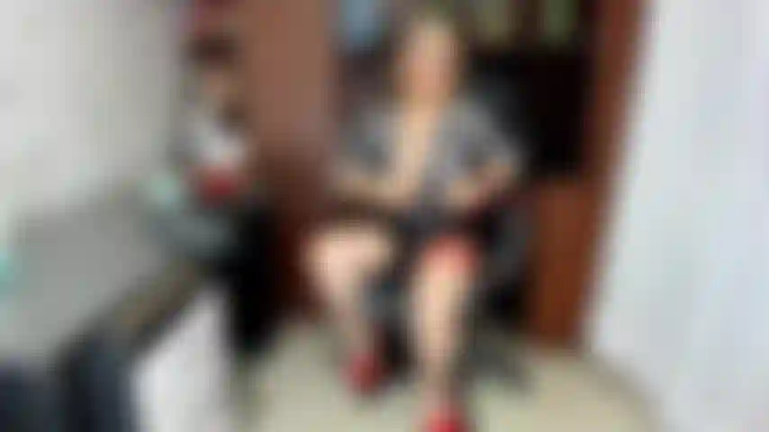 Une secrétaire chaude prête à baiser le bureau.