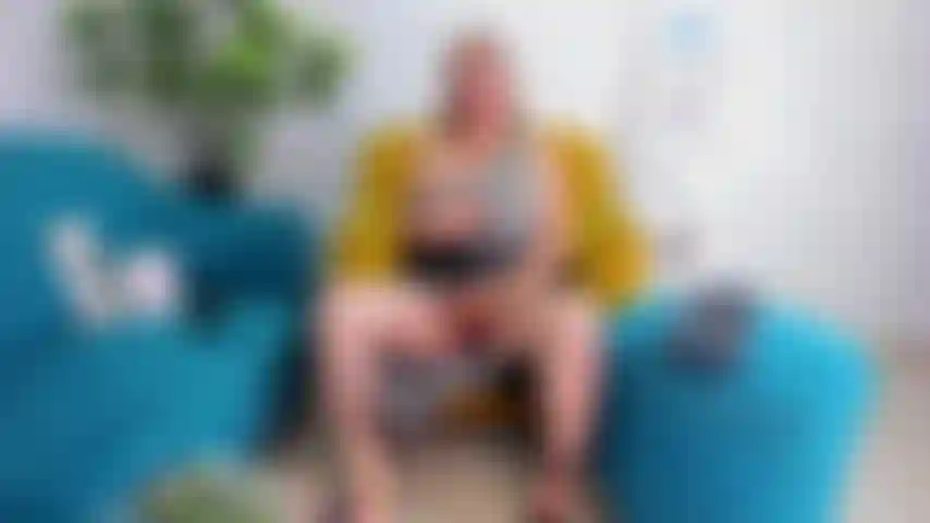 Je joue sur mon canapé avec mes jouets.