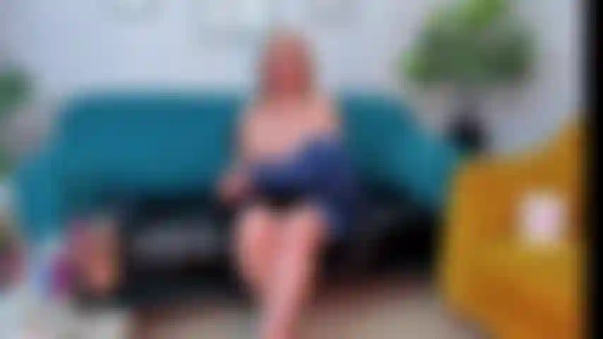 Je me masturbe sur le canapé.