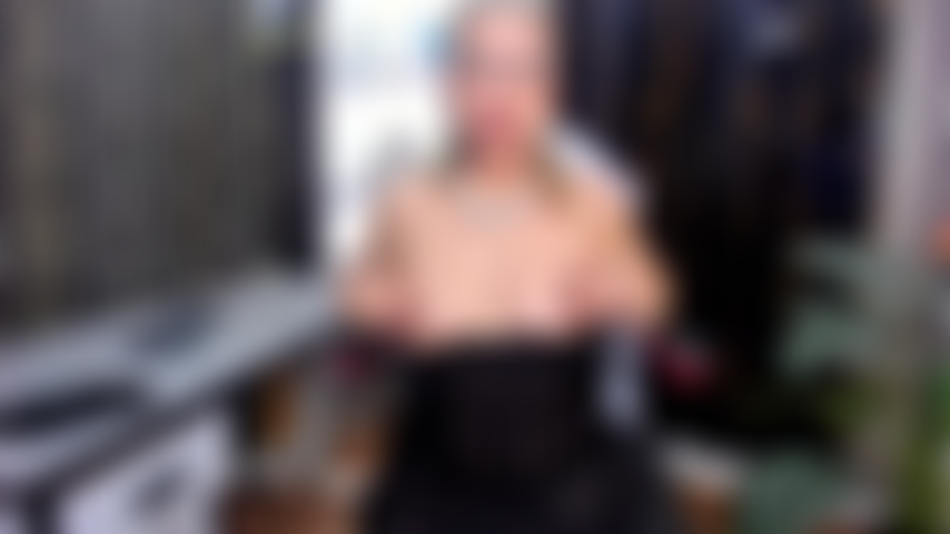 Une milf mignonne et excitée dans son bureau.