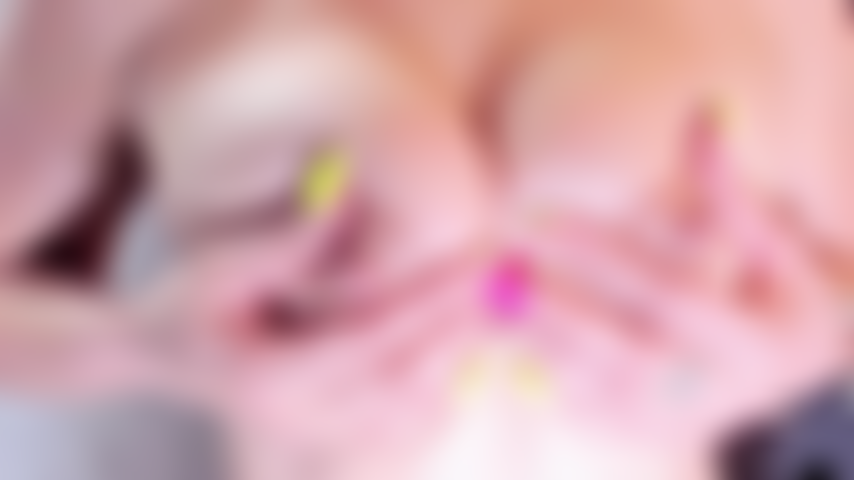 Mature, nue et prête à baiser dans votre bureau.