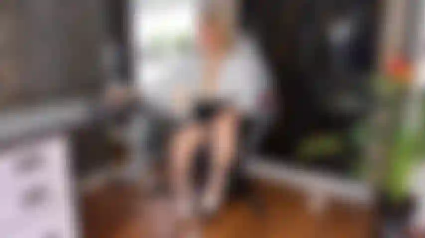 Je me masturbe et je me baise avec mon gros gode.