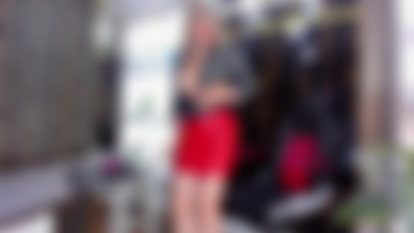 Jupe en cuir rouge au bureau.