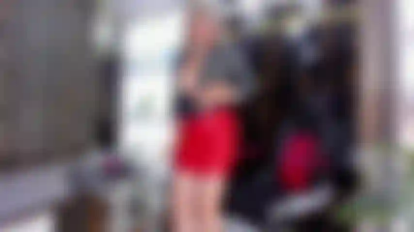 Jupe en cuir rouge au bureau.