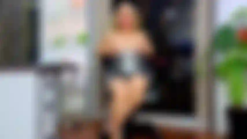 Une secrétaire latina se masturbe dans le bureau de son patron.