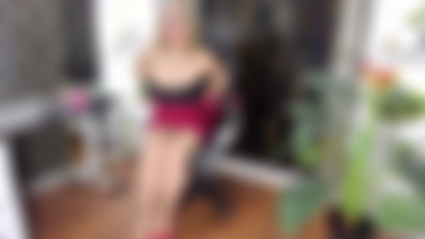 Tu veux baiser avec une mature chaude au bureau.