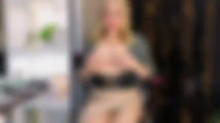 TOUCHING MY PUSSY IN THE OFFICE WITHOUT MY BOSS SEEING ME