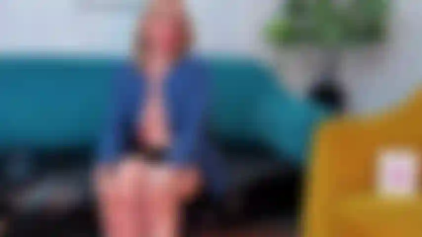 Je me masturbe pendant que je le suce.