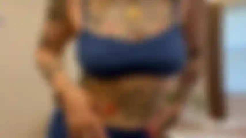 L'esprit de la déesse brat fond - branle-toi sur mes seins couverts.