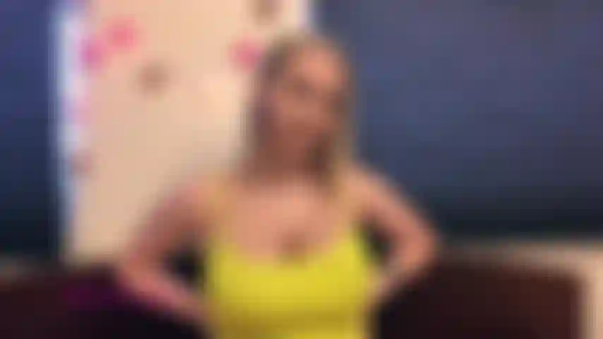 Les énormes seins de ma belle-mère commencent à fuir à travers sa chemise quand elle vous surprend à les regarder. Les bons garçons peuvent aller au paradis mais les mauvais garçons reçoivent beaucoup de lait pulvérisé pour eux.