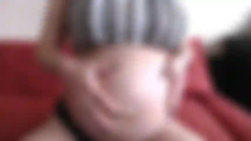 Frottements et caresses lents et sensuels du ventre. Montrant mon gros et rond ventre de femme enceinte de 7 mois et mes énormes seins de taille g. Des gros plans extrêmes de mon nombril qui ressort et de mes mamelons qui s'assombrissent.