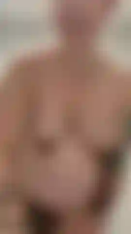 Semaines et 3 jours, énorme ventre de femme enceinte nue.