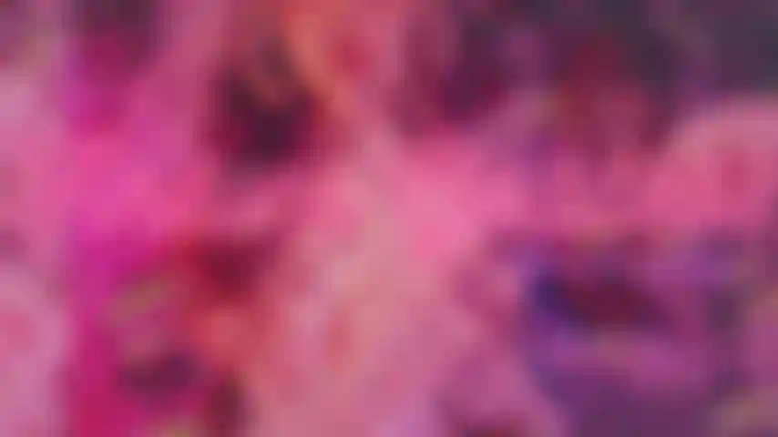 La déesse findom encourage les gros envois.