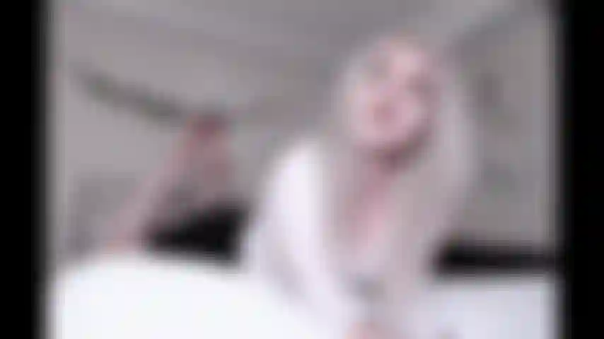 Une princesse esclave des pieds, mes pieds ont plus de pouvoir que ton ego.