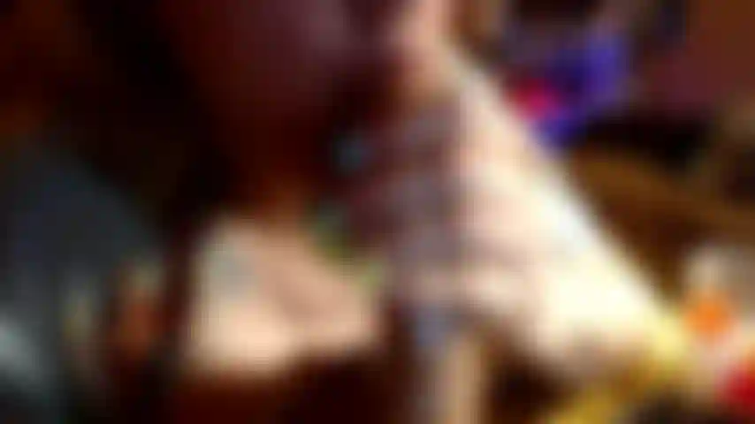 Ma grosse langue de clapotis humide fait ce jouet de bite.