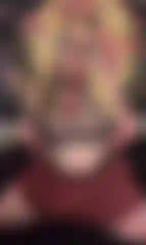 Je porte une tenue d'écolière transparente.