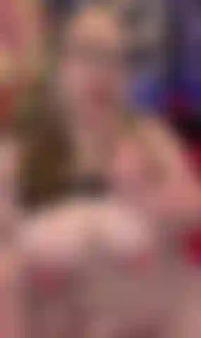 Je suce un gode avec les seins à l'air.