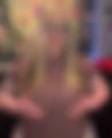 Chemise moulante, seins flash.