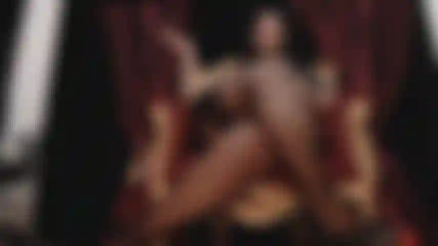 Les pieds ballants, rendant fou ton petit clitoris avec mes orteils.