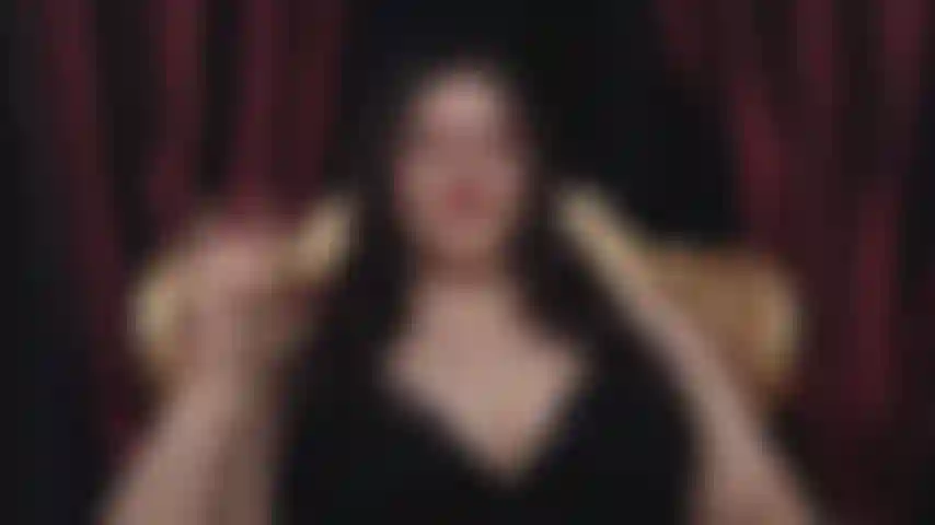 Tu as été enfermée pour avoir été un perdant ! Tu finiras par baiser jusqu'à ce que je trouve ton doux petit point g et que je te fasse jouir les mains libres.