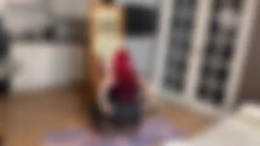 Jeu de rôle de belle-mère - adoration du cul, pipe pov avec gode éjacule sur le cul / trou du cul écarté.