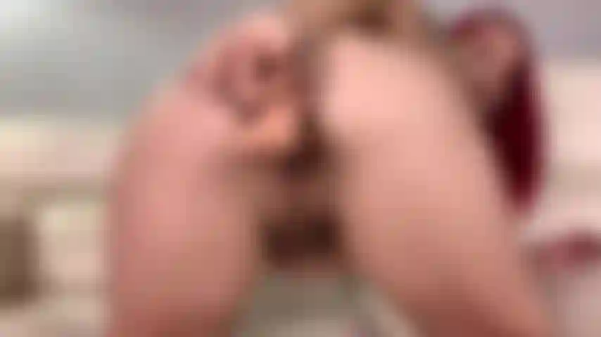 Je baise ma chatte en levrette.