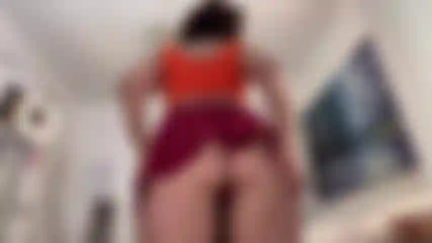 M velma se branle avec des instructions avec un compte à rebours de sperme, une jupe haute, une chatte avec un gode, une équitation.