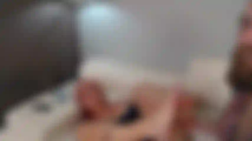 Foot play & squirt !! Beaucoup de plaisir chaud. Je nettoie les semelles et je suce les orteils.