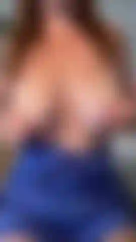 Jeu avec mes seins et je rebondis sur un gode jusqu'à ce que je jouisse.