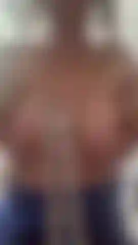 Branlette de seins avec gode.