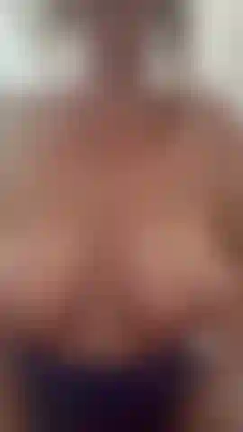 Jeu avec les seins et gode dans la chatte.