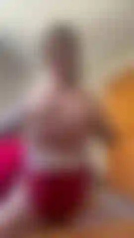 Regardez-moi chevaucher mon gros gode fort les garçons.