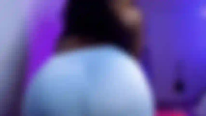 Un pantalon de yoga vénère le cul.