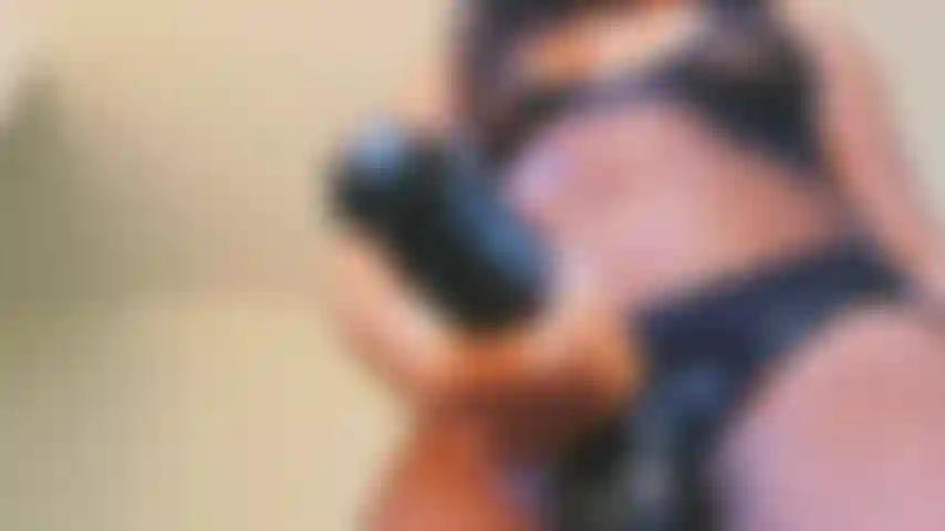 Je caresse ma bbc à travers un filet.