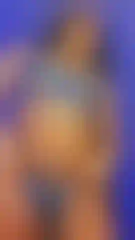 Lacy voit à travers un ensemble de lingerie.